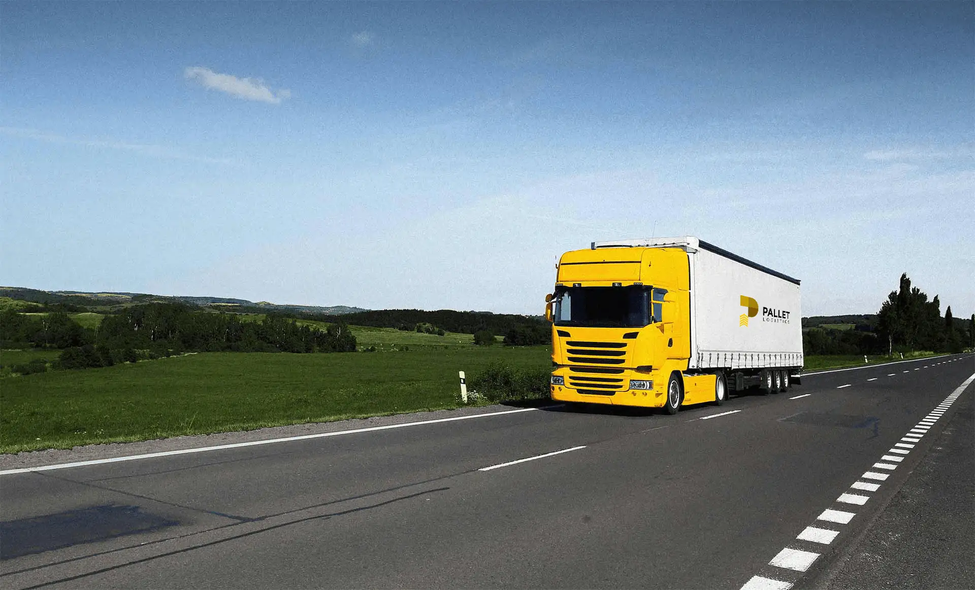 Camión amarillo de transporte de palets en carretera