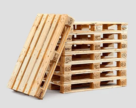 Pila de palets de madera