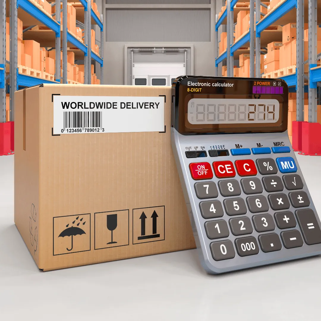 Caja de cartón con etiqueta de envío junto a una calculadora