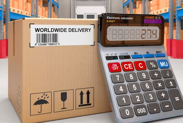 Caja de cartón con etiqueta de envío junto a una calculadora